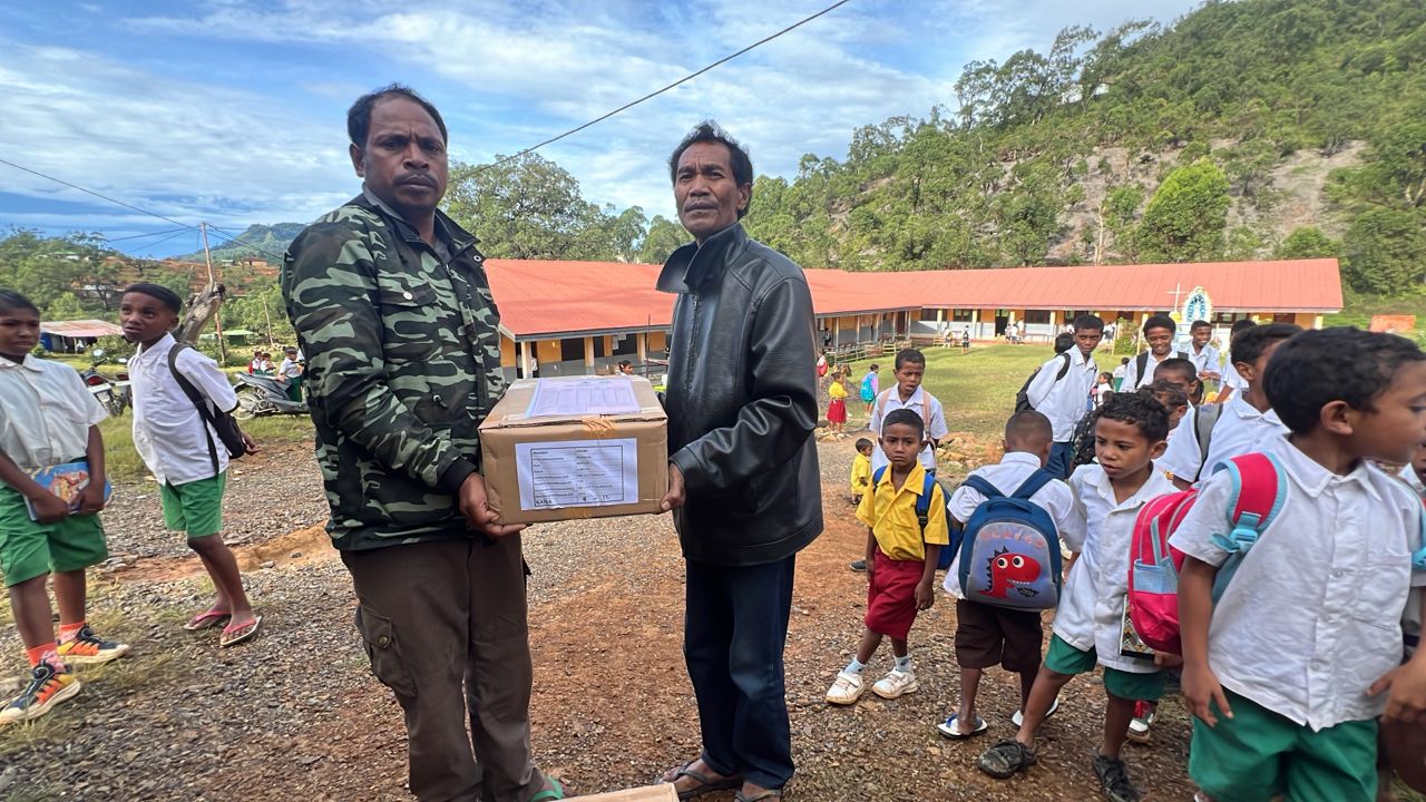 MINISTÉRIU EDUKASAUN DISTRIBUI LIVRU KURÍKULO FOUN SIKLU 3 ENSINU BÁZIKU BA MUNISÍPIU 6